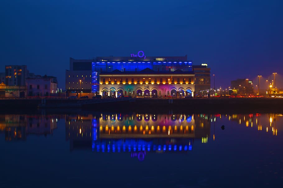 nit, aigua, dublin, reflexions, o2, reflexió, exterior de l'edifici, il·luminat, arquitectura, estructura construïda, davant del mar, ciutat, cel, blau, edifici, naturalesa, cap gent, destinacions de viatge, llac, vespre, a l'aire lliure, paisatge urbà, vida nocturna, 2K