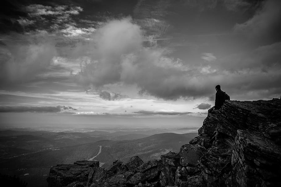 home, assegut, rocós, penya-segat, mirant, muntanyes, fotografia en escala de grisos, repunta, meravella, fosc, canviant d'humor, deprimit, depressió, risc, arriscat, vista, escènic, paisatge, passar per alt, suïcidi, suïcida, naturalesa, un animal, rock - object, a l'aire lliure, núvol - cel, dia, cap gent, escenics, temes d'animals, cel, rock, bellesa a la natura, activitat d'oci, una persona, muntanya, persones reals, sòlid, escenics - natura, estils de vida, tranquil·litat, aventura, escena no urbana, escena tranquil·la, a la vora de, Serra, mirant la vista, 4K