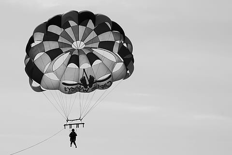 parasailing, monocroma, flotar, cel, aventura, activitat d'oci, Esports extrems, naturalesa, homes, persones reals, esport, gent, dia, estils de vida, núvol - cel, vista d’angle baix, paracaigudes, a l'aire, a l'aire lliure, transport, adult, persona irreconeixible, 2K, CC0, domini públic, lliure de regalies