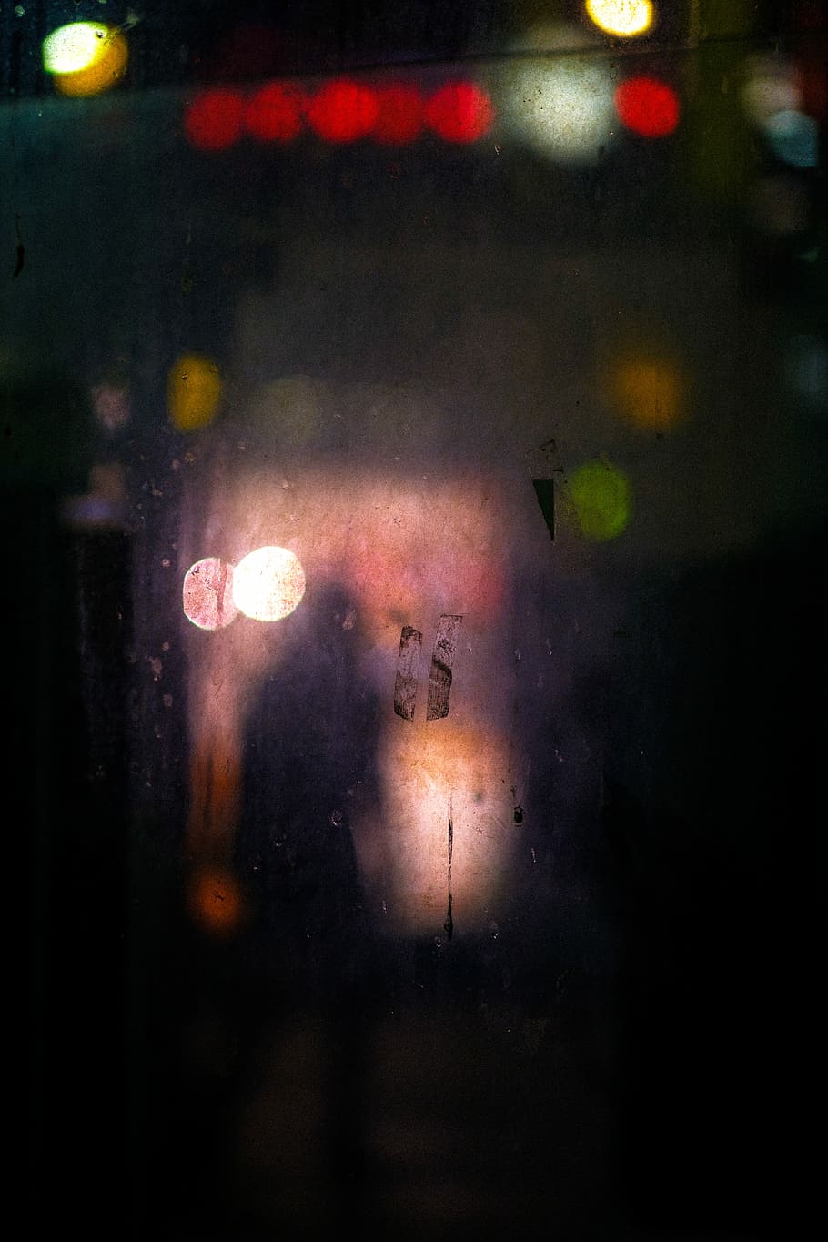 fotografia de bokeh de luzes de cores sortidas, sem título, Sombrio, noite, luzes, janela, vidro, iluminado, molhado, transparente, vidro - material, rua, ninguém, carro, transporte, chuva, cidade, dentro de casa, modo de transporte, veículo motorizado, solta, interior do veículo, reflexo de lente, estação chuvosa, gota de chuva, 5K