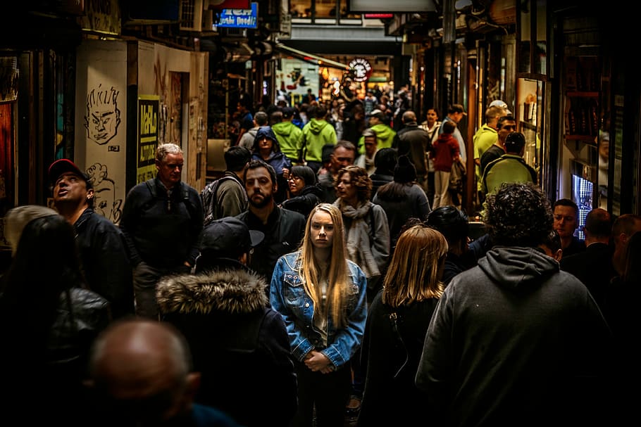 dona, portar, denim, llarg, màniga, de peu, centre, molts, pobles, gent, multitud, escena urbana, vida de ciutat, carrer, nit, ciutat, editorial, grup de persones, dones, homes, gran grup de persones, només adults, adult, persones reals, arquitectura, estructura construïda, estils de vida, mercat, activitat d'oci, exterior de l'edifici, a l'aire lliure, roba casual, caminar, 4K