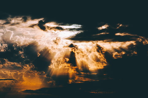 ennuvolat, cel, durant el dia, núvols, els raigs del sol, posta de sol, nit, sol, núvol, Estocolm, foc, núvol - cel, naturalesa, bellesa a la natura, cap gent, cel dramàtic, fosc, escenics - natura, medi ambient, raig de sol, llum solar, cloudscape, tranquil·litat, a l'aire lliure, religió, idíl·lic, eteri, fons, poder a la natura, 4K, CC0, domini públic, lliure de regalies
