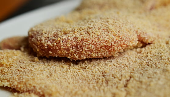 Schnitzel, panieren, paniert, Semmelbrösel, Vorbereitung, Fleisch, Koch, braten, Essen und Trinken, Lebensmittel, Nahansicht, selektiver Fokus, Frische, Süßes Essen, keine Leute, drinnen, gebacken, Studioaufnahme, Wohlbefinden, gesundes Essen, Süss, fertig für den Verzehr, Stillleben, Weizen, Snack, braun, hausgemacht, Fokus auf den Vordergrund, japanisches Essen, 4K, CC0, gemeinfrei, lizenzfrei
