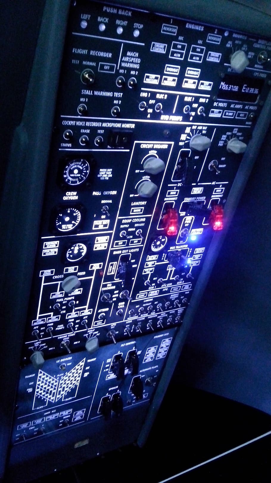 Schalttafel, Fluginstrumente, Cockpit, Technologie, Blau, Kunst, Kultur und Unterhaltung, keine Leute, drinnen, Komplexität, Nahansicht, Tag, beleuchtet, Steuerung, Kommunikation, Fahrzeuginnenraum, Nummer, Detail, Elektrizität, westliche Schrift, Luftfahrzeug, Text, Transport, 2K