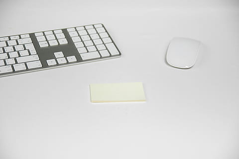 twee, wit, appel magische muis, toetsenbord, magische muis, appelklavier, numeriek, muis, appel, aantekeningen, post het, technologie, studio opname, computerapparatuur, computer, verbinding, communicatie, binnenshuis, geen mensen, witte achtergrond, detailopname, Draadloze technologie, zelfklevende notitie, kopie ruimte, bedrijf, uitrusting, geel, laptop, 4K, CC0, publiek domein, royaltyvrij