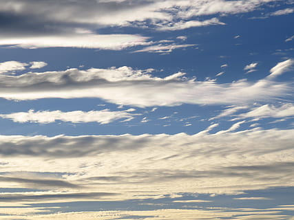 cielo, nuvole, blu, nube, contrail, chiaro, soleggiato, bellissimo, caldo, cirro, federwolke, nuvola - cielo, bellezza nella natura, scenics - natura, la tranquillità, Inquadratura dal basso, nessuno, natura, scena tranquilla, giorno, sfondi, idilliaco, all'aperto, luce del sole, Cloudscape, fotogramma intero, ambiente, scena non urbana, Colore bianco, meteorologia, wispy, 4K, CC0, dominio pubblico, privo di copyright