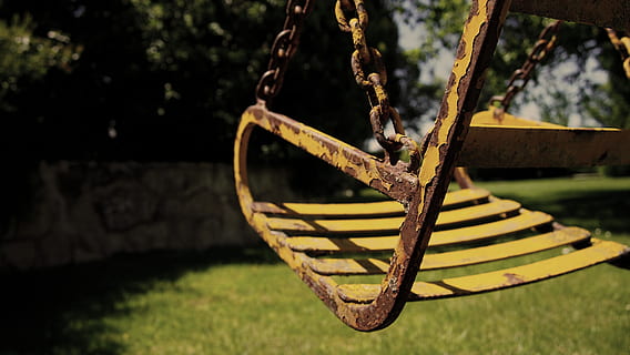 foto ravvicinata, giallo, secchio altalena, swing, vecchio, ossido, arrugginito, vecchi tempi, infanzia, crescere, memoria, ricordi, divertimento, semplicità, concentrarsi sulle conoscenze acquisite, nessuno, pianta, giorno, avvicinamento, metallo, natura, sospeso, all'aperto, erba, colore verde, luce del sole, catena, intemperie, albero, legno - materiale, campo, ruota, 4K, CC0, dominio pubblico, privo di copyright