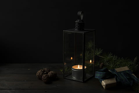 Teelichtkerze, Gestell, Innerhalb, Glaslaterne, klar, Glaskerzenlampe, Laterne, dunkel, Kerze, Flamme, Laub, beleuchtet, Feuer, Verbrennung, Dekoration, Feier, keine Leute, Weihnachten, Baum, drinnen, Natur, Holz - Material, Weihnachtsdekoration, Weihnachtsbaum, Feuer - natürliches Phänomen, Tabelle, Weihnachtsverzierung, Pflanze, schwarzer Hintergrund, Teelicht, 5K, CC0, gemeinfrei, lizenzfrei