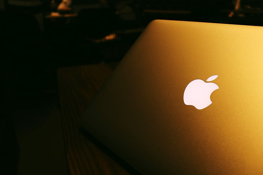 MacBook, pro, nit, logotip de poma, MacBook Pro, per la nit, nit amb, poma, encès, logotip, domini públic, tecnologia, ordinador, cap gent, il·luminat, ombra, groc, espai, equips d’il·luminació, taula, a l'interior, vista d’angle alt, paper, primer pla, disseny, fosc, posta de sol, forma, negocis, llum, transport, seient, brillant, 5K