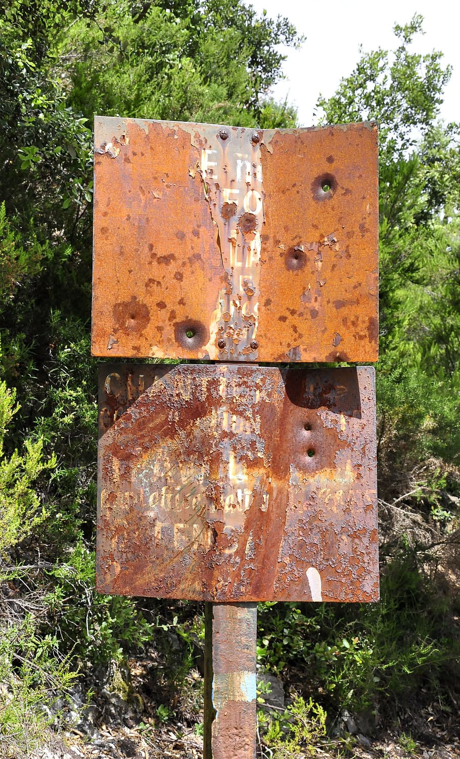 escut, inoxidable, ferro, metall, òxid, corrosió, vermell, auburn, vermell oxidat, rovellat, oxidació, vell, decaïment, resistent, estructura, meteorització, planta, cap gent, arbre, dia, naturalesa, abandonat, espatllat, comunicació, terra, a l'aire lliure, obsoleta, primer pla, camp, declivi, text, signe, 4K