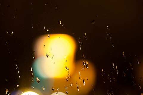 Regen, tropfen, Reflexe, Brechung, Orange, Gelb, verwischen, Makro, Nacht-, fallen, keine Leute, Wasser, abstrakt, Bewegung, Natur, drinnen, Ruhe, nass, beleuchtet, Nahansicht, Licht - natürliches Phänomen, Hintergründe, Kreativität, Schönheit in der Natur, 5K, CC0, gemeinfrei, lizenzfrei