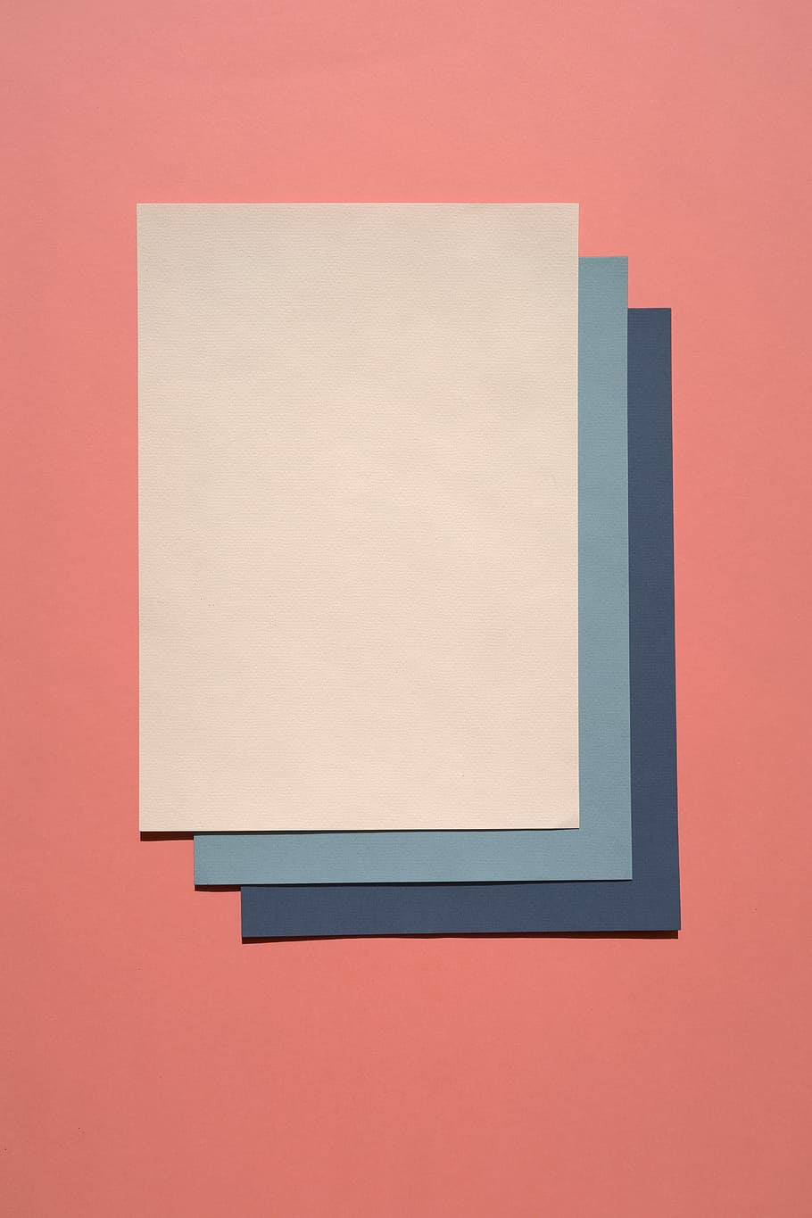 blanc, blau, paper, blau fosc, coixinets de paper, rosa, superfície, pantone, pis pla, flatlay, monocroma, negreta, colors atrevits, color d'estiu, vermell, estiu, disseny pla, de colors, color, fons, color bloquejat, orientació vertical, cap persona, en blanc, paper en blanc, tipus llest, còpia espai, a l'interior, cap gent, tir de l'estudi, primer pla, funció de construcció de parets, sol objecte, buit, oficina, bloc de notes, art i artesania, fons de colors, comunicació, tallar, cartró, Color blanc, missatge, 5K