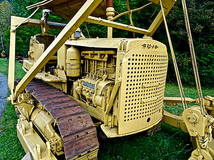 grader, trattore, macchina, attrezzatura, pesante, costruzione, bulldozer, scavatrice, giallo, raschietto, scavando, scavo, macchinario, giorno, nessuno, campo, natura, erba, terra, mezzi di trasporto, all'aperto, pianta, metallo, modo di trasporto, veicolo terrestre, legno - materiale, comunicazione, abbandonato, vista dall'alto, colore verde, macchinari agricoli, vecchio, 4K, CC0, dominio pubblico, privo di copyright