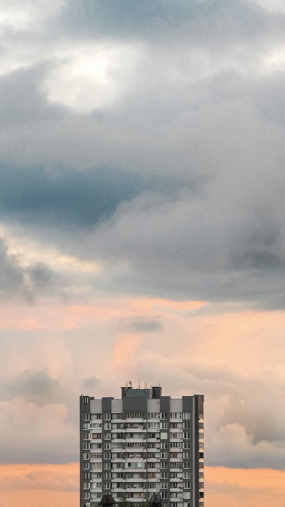 gris, blanc, concret, edifici, blau, cel, durant el dia, foto, marró, arquitectura, finestra, posta de sol, minimalisme, mínim, sortida del sol, pisos, edifici d'apartaments, edifici highrise, gratacels, metropolitana, color, núvol - cel, exterior de l'edifici, estructura construïda, cap gent, naturalesa, ciutat, exterior d’edifici d’oficines, alta - alta, a l'aire lliure, barri residencial, oficina, vista d’angle baix, color taronja, indústria, apartament, 4K