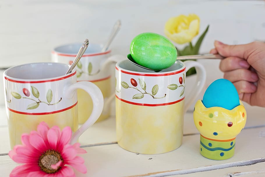 persona, celebració, cullera, joguina d’ou de Pasqua, ou de Pasqua, coloració, tints, coloració d'ous de Pasqua, colorant d'ou, Pasqua, ous de color, festa, ou, decoració, color, tradicional, tradició, primavera, ous de Pasqua, part del cos humà, mà humana, una persona, a l'interior, infància, gent, menjar i beguda, tassa, menjar, mà, beure, frescor, primer pla, taula, refresc, centrar-se en primer pla, persones reals, art i artesania, creativitat, beguda calenta, dit, tetera, vaixella, tassa de te, 5K