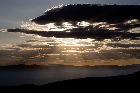 Licht, Landschaft, Berge, Natur, Wolken, dunkel, dunkle Wolken, Tageslicht, draußen, Silhouette, Himmel, Sonnenlicht, Reise, Schönheit in der Natur, Szenen - Natur, wolke - himmel, Ruhe, Sonnenuntergang, ruhige Szene, Umgebung, Berg, idyllisch, Dramatischer Himmel, Gebirge, keine Leute, Wolkengebilde, Nicht-städtische Szene, Sonne, 5K, CC0, gemeinfrei, lizenzfrei