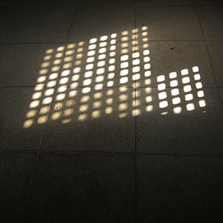 schaduw, licht, rooster, ramen, patroon, zonlicht, bevloering, geen mensen, ingebouwde structuur, betegelde vloer, tegel, verlicht, muur - bouwfunctie, hoge hoekmening, verlichtingsapparatuur, architectuur, binnenshuis, natuur, gloeiend, plafond, focus op schaduw, 2K, CC0, publiek domein, royaltyvrij