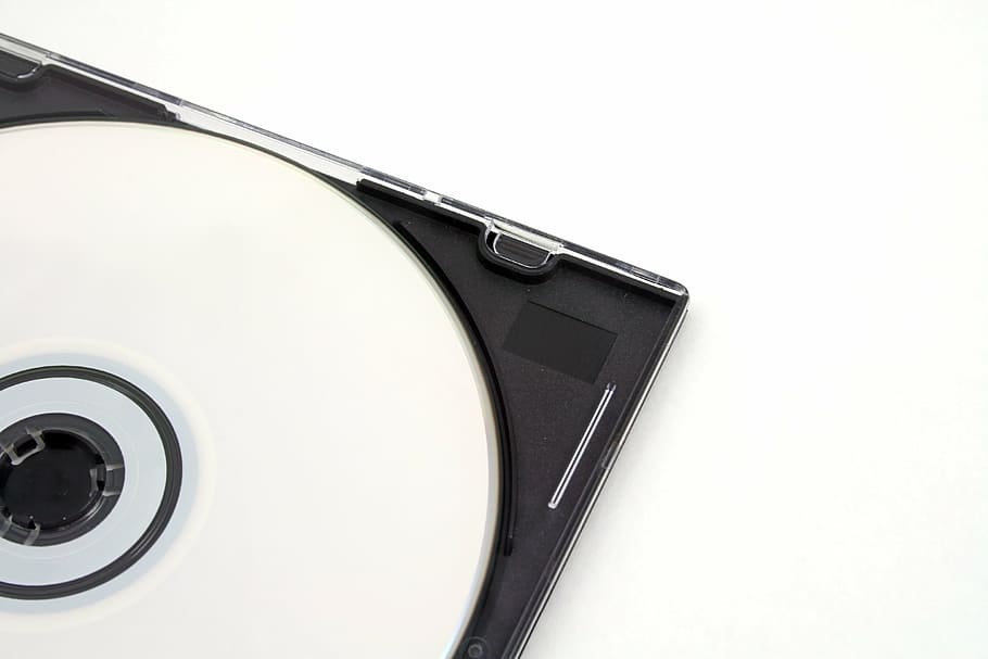 compacte, disc, cas, cd, caixa de cd, disc compacte, dvd, tecnologia, cap gent, fons blanc, els mitjans de comunicació, primer pla, dia, tir de l'estudi, tallar, còpia espai, a l'interior, música, cultura i entreteniment artístic, portabilitat, metall, sol objecte, comunicació, brillant, forma, Color blanc, connexió, tecnologia sense fils, dades, color plata, en blanc, netejar, 2K