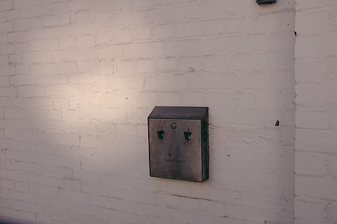 Raucherstation, Raucher, Bahnhof, andere, Haus, Holz - Material, drinnen, keine Leute, Nahansicht, Elektrizität, Schalter, Tag, Wandbau - Funktion, Verbindung, gebaute Struktur, Netzteil, die Architektur, Wand, Steuerung, Kraftstoff- und Stromerzeugung, Technologie, Sicherungskasten, alt, Lichtschalter, texturiert, Vollbild, elektrische Ausrüstung, elektrische Komponente, 4K, CC0, gemeinfrei, lizenzfrei