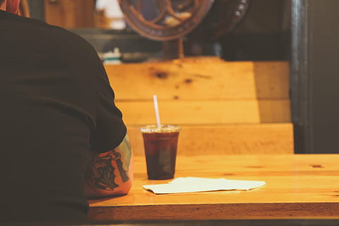 Bar, Tabelle, Tasse, Pub, Lebensstil, jung, Party, Freizeit, Getränk, alkoholisch, Sitzung, Kunde, Mann, hölzern, Prost, Erfrischung, eine Person, Essen und Trinken, drinnen, Kerze, Erwachsene, Mittelteil, Glas, Verbrennung, halten, Fokus auf den Vordergrund, echte Menschen, Feuer, Männer, Hitze - Temperatur, Holz - Material, beleuchtet, Trinken, 2K