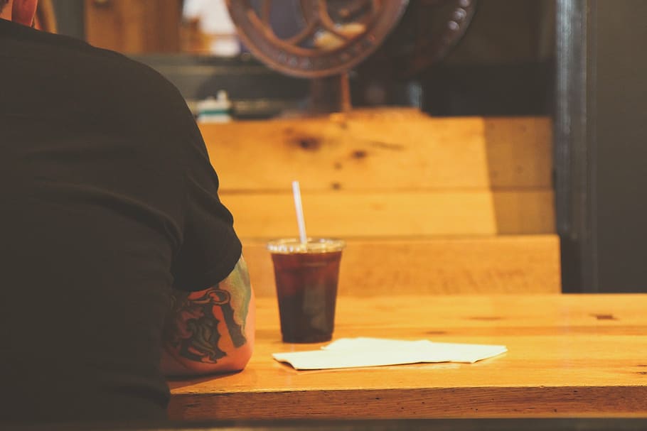Bar, Tabelle, Tasse, Pub, Lebensstil, jung, Party, Freizeit, Getränk, alkoholisch, Sitzung, Kunde, Mann, hölzern, Prost, Erfrischung, eine Person, Essen und Trinken, drinnen, Kerze, Erwachsene, Mittelteil, Glas, Verbrennung, halten, Fokus auf den Vordergrund, echte Menschen, Feuer, Männer, Hitze - Temperatur, Holz - Material, beleuchtet, Trinken, 2K