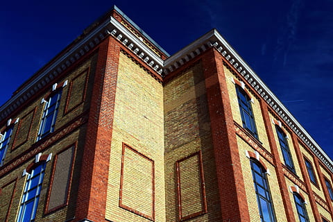 facciata, finestra, mattone, storicamente, monumento protetto, fabbrica, pietra, costruzione, architettura, mirroring, cielo, ornamento, arte, vecchio, retrò, struttura costruita, esterno dell'edificio, Inquadratura dal basso, nessuno, natura, blu, città, giorno, cielo sereno, quartiere residenziale, muro di mattoni, all'aperto, Casa, industria, 5K, CC0, dominio pubblico, privo di copyright