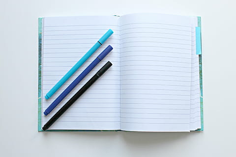 tre, penne colorate, superiore, taccuino, penne, gli appunti, partire, libro, diario, ufficio, annotare, carta, Nota, problema, opuscolo, scrivania, accedere, testo, poeta, analogico, strumento di scrittura, studia, bloc notes, vuoto, penna, pagina, formazione scolastica, copia spazio, forniture per ufficio, in casa, girato in studio, pubblicazione, nessuno, sfondo bianco, due oggetti, blu, Aperto, promemoria, direttamente sopra, Messaggio, lista di cose da fare, 4K, CC0, dominio pubblico, privo di copyright