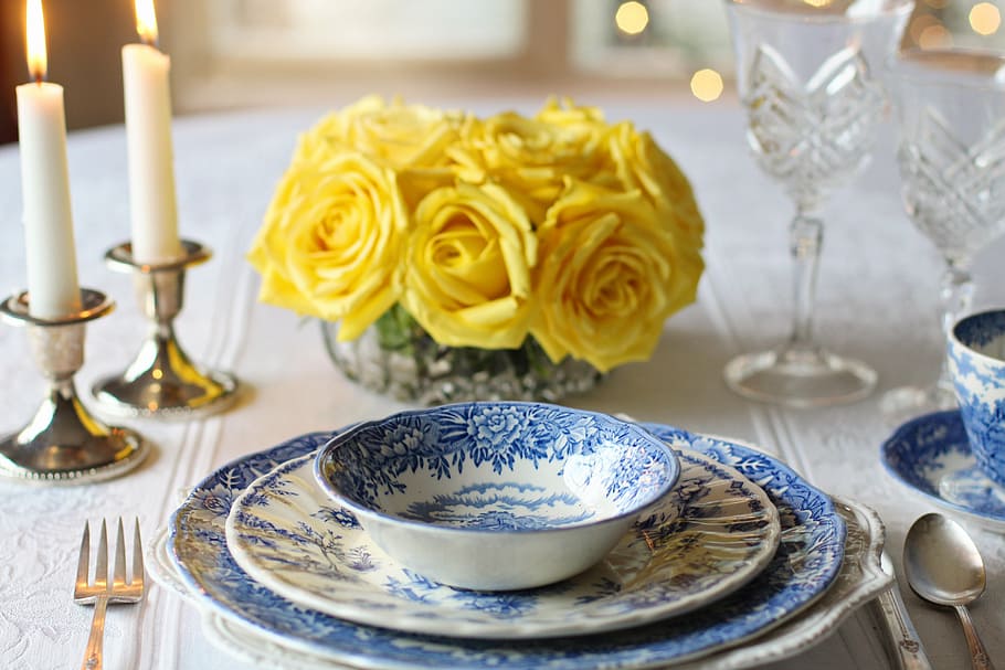 bianca, blu, floreale, ceramica, stoviglie, tavolo, candele, ambientazione, cena, impostazione della tabella, articoli di trasferimento blu, piatti blu, rose gialle, Vintage ▾, cina d'epoca, piatti d'epoca, festa della mamma, anniversario, posto, piatto, argenteria, cenare, forchetta, ristorante, coltello, banchetto, formale, pranzo, posate, elegante, pasto, utensile, tovagliolo, bicchiere, servizio, cibo, argento, mangiare, festa, ricezione, nozze, celebrazione, bene, porcellana, Cina, cucchiaio, vasellame, Pasqua, primavera, estate, cucina, tradizionale, bello, femminile, bellissimo, cristallo, in casa, nessuno, lusso, bicchiere di vino, cibo italiano, avvicinamento, fiore, giorno, rosa, cibo e bevande, pianta, tazza, pianta fiorita, eleganza, bere, freschezza, decorazione, ornato, tazza di tè, antico, composizione floreale, 5K