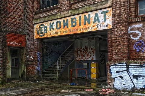 Foto, veb kombinat signbuilding, arkitektur, facade, mursten, gammel, tabte steder, pforphoto, forlade, fabrik, forladt, skrantende, fabriksbygning, bygning, bortfaldet, input, skjold, gammelt tegn, trappe, gradvist, snavset, henfald, slå op, ødelæggelse, glemme, ruin, gået i stykker, gammel fabrik, industrielle anlæg, industri, kørt ned, graffiti, gamle bygning, industribygning, glemte steder, mørk, faret vild, faldefærdige, hdr, hdr billede, mærkelig, dyster, tekst, bygget struktur, bygning udvendig, murbygningsfunktion, murstens væg, væg, vestlige script, ingen mennesker, Kunst og håndværk, meddelelse, dag, kreativitet, skilt, 4K, CC0, offentligt domæne, royaltyfrie