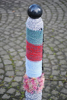 pletené, plést, vlna, pošta, míč, dlažební kostky, vícebarevné, ulice, pěšina, textil, tvořivost, umění a řemesla, řemeslo, vzor, nikdo, vysoký úhel pohledu, město, den, dlažební kamen, venku, dlažební kámen, háčkování, zaměřit se na popředí, chodník, 2K