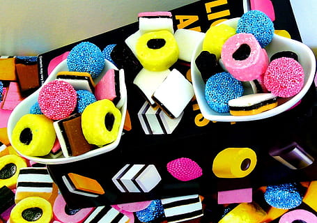 assorted-farve mallows, boks, lakrids, slik, søde sager, sukker, behandle, lakrids, slik, snack, dessert, sukkerholdige, sej, lækker, farverig, junkfood, bonbon, gummiagtige, gele, velsmagende, stykker, godbid, smag, variation, makeup, stor gruppe af objekter, læbestift, skønhedsprodukt, multi farvet, stilleben, valg, høj vinkel visning, indendørs, ingen mennesker, Kunst og håndværk, bord, legetøj, repræsentation, sødt mad, sød, dyr repræsentation, tæt på, kreativitet, usund spisning, overflod, fristelse, 2K, CC0, offentligt domæne, royaltyfrie