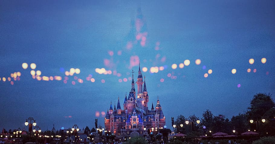 maleri af bygning, disney land landskabsfotografering, bygning, himmel, bjerg, lys, disney, slot, arkitektur, traditionelt design, nat, aften, udendørs, bygget struktur, bygning udvendig, belyst, rejsemål, tårn, by, by skyline, natur, ingen mennesker, begivenhed, landskab, bybilledet, religion, sted for tilbedelse, fest, skyskraber, kontorbygning udvendig, fyrværkeri, Spir, fyrværkeri - menneskeskabt objekt, 5K