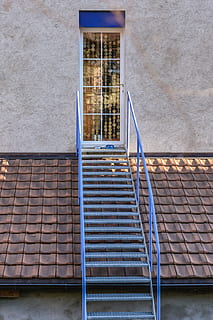 okno, fasáda, schodiště, modrý, švýcarsko, baulme, střecha, nikdo, stavba, architektura, exteriér budovy, den, venku, budova, zábradlí, absence, vzor, nástěnný prvek, Dům, prázdný, kov, Příroda, sedadlo, zeď, 4K, CC0, veřejná doména, bez autorských práv