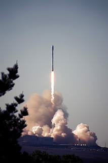 blanco, misil, lanzamiento, tiempo de día, cohete espacial, lanzado, fumar, cohete, nube, nublado, árbol, silueta, humo - estructura fisica, exploración espacial, Despegando, vehículo de viaje espacial, espacio, vehículo aéreo, transporte, ciencia, cielo, nadie, industria aeroespacial, investigación, educación, naturaleza, vista de ángulo bajo, al aire libre, contaminación, día, modo de transporte, la contaminación del aire, 5K, CC0, dominio público, libre de derechos