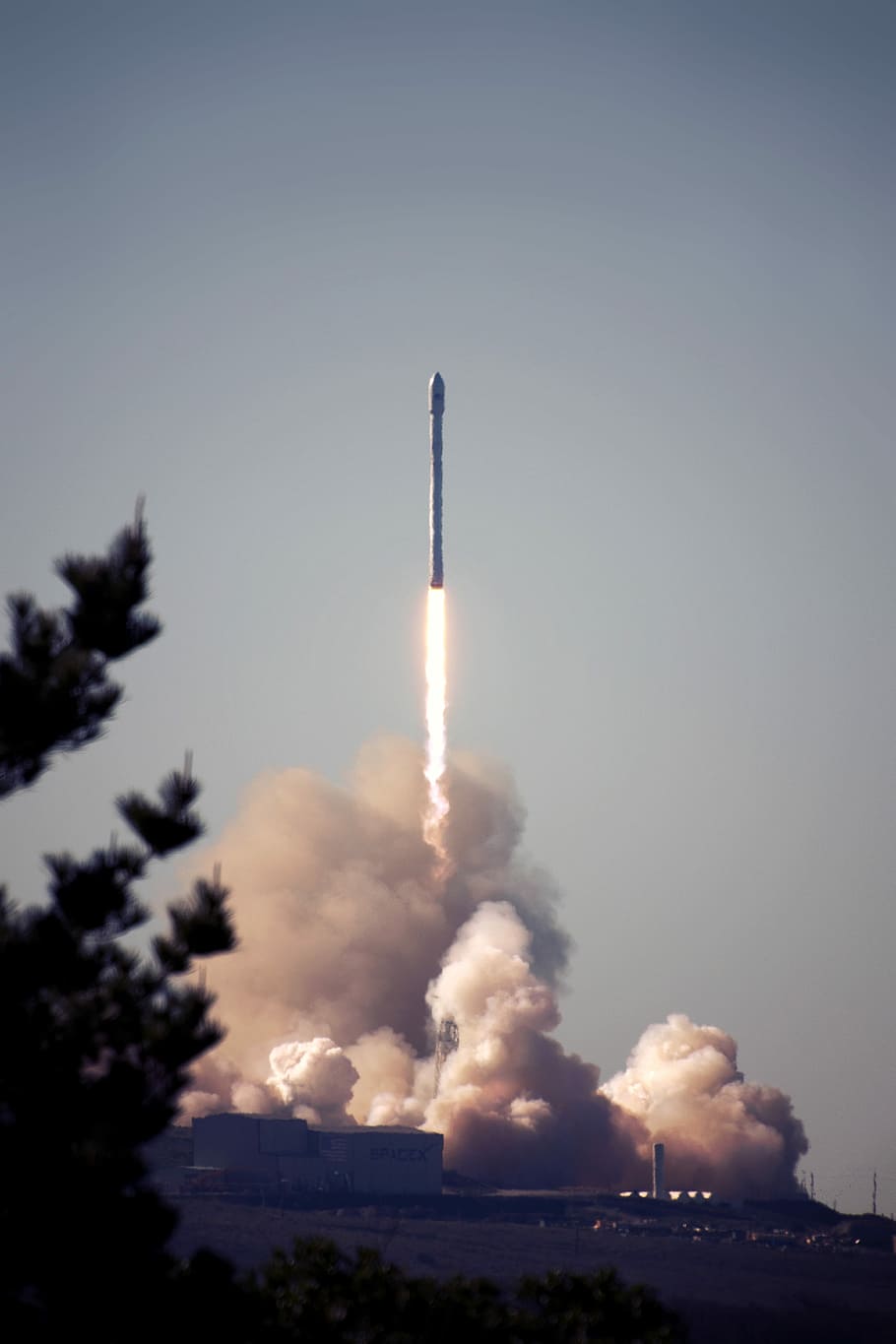 bianca, missile, lanciare, giorno, razzo, lanciato, Fumo, nube, nuvoloso, albero, silhouette, fumo - struttura fisica, esplorazione dello spazio, decollo, veicolo da viaggio spaziale, spazio, veicolo aereo, mezzi di trasporto, scienza, cielo, nessuno, industria aerospaziale, ricerca, formazione scolastica, natura, Inquadratura dal basso, all'aperto, inquinamento, modo di trasporto, inquinamento dell'aria, 5K