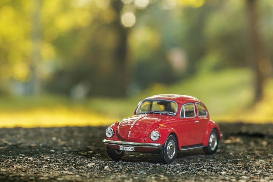 canvi de canya, vermell, Maqueta de l'escarabat volkswagen, selectiu, focalitzar la fotografia, cotxe, model, escarabat, vw, Volkswagen, käfer, automàtic, joguina, automòbil, conduir, carretera, naturalesa, motor, viatjar, trànsit, a l'aire lliure, transport, rodes, vintage, vell, alemany, bosc, estil, vehicle, manera de transport, cotxe de joguina, arbre, centrar-se en primer pla, infància, dia, sol objecte, planta, groc, vehicle terrestre, emoció, emoció positiva, petit, 4K