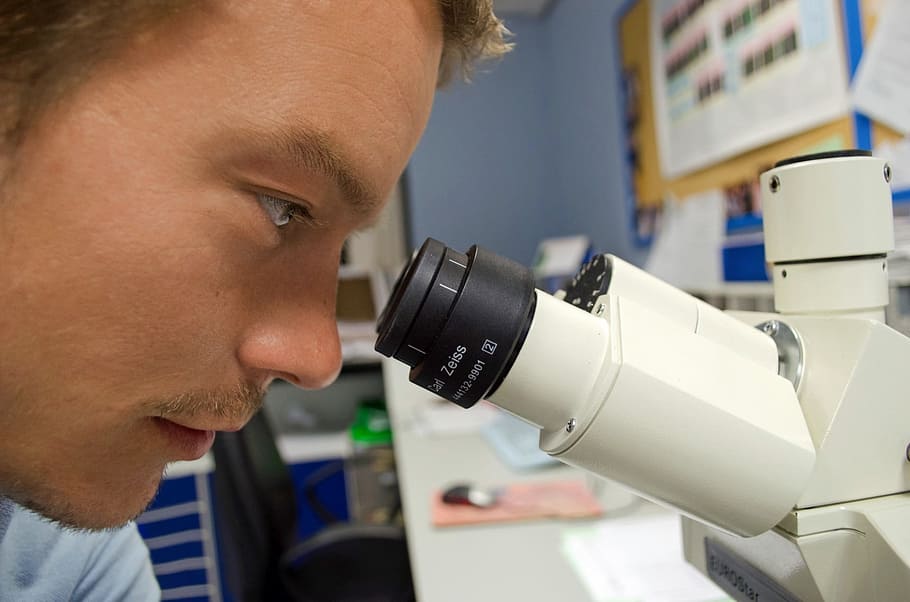 fotografie, muž, hledá, mikroskop, lidé, vědec, bílý, chemie, mikroskopie, drahý, stereo, nástroj, biotechnologie, zařízení, vědecký, objekt, výzkum, biologie, Věda, profesionální, laboratoř, střela do hlavy, jen dospělí, vědeckého experimentu, vzdělání, dospělý, laboratorní vybavení, obsazení, uvnitř, zdravotnictví a lékařství, detail, jedna osoba, portrét, optický přístroj, technologie, lékařský výzkum, analýzy, zobrazení profilu, laboratorní plášť, lidská tvář, 1080P