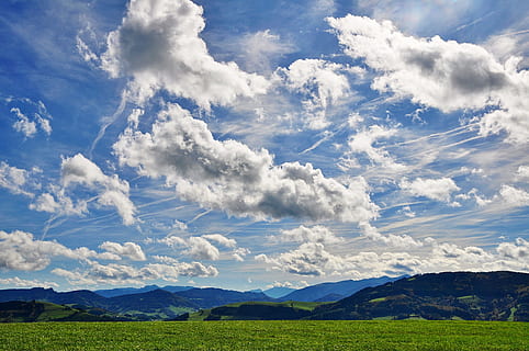 Weiß, Wolken, Berg, Wolkenbild, Himmel, Stimmung, Wolkenbildung, Landschaft, Natur, bewölkter Himmel, Landschaft Himmel, atmosphärisch, wolke - himmel, Schönheit in der Natur, Szenen - Natur, Umgebung, ruhige Szene, Tag, Ruhe, Blau, Pflanze, keine Leute, Land, Feld, Gras, Sonnenlicht, idyllisch, Gebirge, draußen, 4K, CC0, gemeinfrei, lizenzfrei
