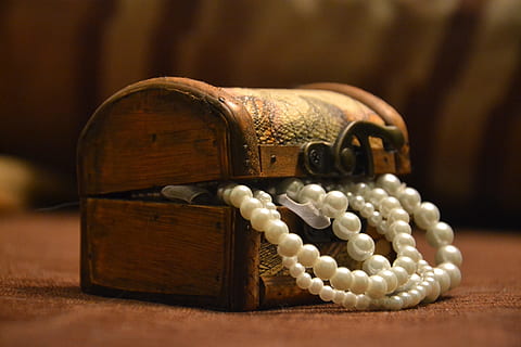 white, pearl necklace, brown, wooden, dome chest, white pearl, chest, coffer, box, packaging, bracelet, jewelry, chaplet, pearls, coral, ornament, the hand, treasure Chest, old-fashioned, wood - Material, luxury, antique, wealth, no people, close-up, indoors, old, focus on foreground, pearl jewelry, still life, arts culture and entertainment, retro styled, selective focus, history, necklace, the past, nostalgia, personal accessory, leather, 2K, CC0, public domain, royalty free