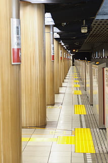 metro, subterrani, plataforma, tren, estació, viatjar, s bahn, pista, Japó, tokyo, parada, connexió, passatgers, mitjans de transport públics, zugfahrt, semblant, arquitectura, sòls, columna arquitectònica, transport, direcció, cap gent, a l'interior, groc, en fila, el camí a seguir, il·luminat, estructura construïda, transport públic, signe, sòl de rajoles, absència, arcade, rajola, estació del metro, passadís, sostre, columnata, 4K, CC0, domini públic, lliure de regalies