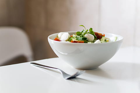 tigela, vegetal, ao lado, lugar garfo, mesa, salada, branco, cerâmica, garfo de prata, saúde, Tempo, Comida, comida e bebida, ninguém, dentro de casa, Alimentação saudável, refeição, placa, frescura, tomate, Aperitivo, foco seletivo, fechar-se, gourmet, jantar, imagem colorida, pronto para comer, frutas e vegetais, almoço, tigela de salada, bem-estar, comer utensílio, utensílio de cozinha, focar em primeiro plano, guarnição, enfeite, adorno, comida grega, lanche, configuração, 4K, CC0, domínio público, royalty free