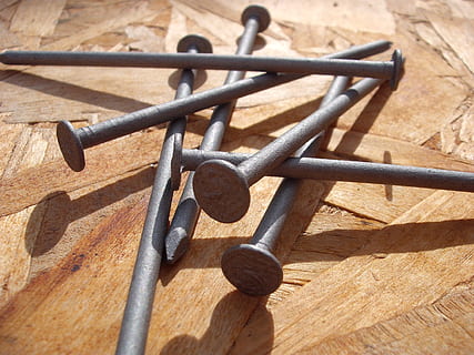 grau, Nägel, braun, Oberfläche, Hammer, Zimmerei, Konstruktion, Werkzeug, Arbeit, bauen, Hardware-, Zimmermann, Holz - Material, Metall, Sonnenlicht, keine Leute, Schatten, Tag, Nahansicht, Natur, draußen, High Angle View, Sicherheit, Muster, Schutz, Holz, sonnig, Wandbau - Funktion, Barriere, Zaun, Fokus auf den Vordergrund, Eisen - Metall, 2K, CC0, gemeinfrei, lizenzfrei