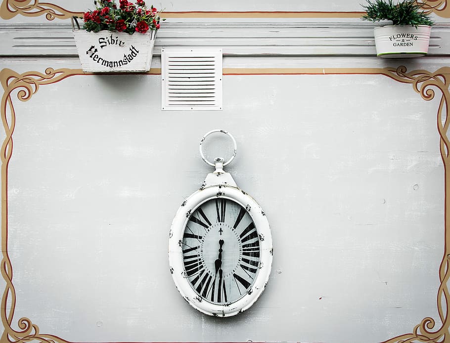 oval, blanc, pantalla de rellotge analògic, 6, en punt, negre, rellotge de paret analògic, 7:30, rellotge, or, vell, rellotge del rellotge, paret, jardinera, rellotge alemany, habitació, temps, cap gent, transport, a l'interior, estil retro, penjant, taula, instrument del temps, funció de construcció de parets, forma, metall, nombre, natura morta, Color blanc, roda, primer pla, Minuta, 1080P