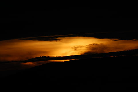 posta de sol groga, silueta, paisatge de muntanya, arbres, muntanya, posta de sol, núvol, fosc, taronja, vespre, naturalesa, cel, núvol - cel, temps, escenics, cloudscape, a l'aire lliure, color taronja, fons, bellesa a la natura, cel dramàtic, cap gent, escenics - natura, medi ambient, tempesta, còpia espai, nit, tranquil·litat, por, paisatge, 2K, CC0, domini públic, lliure de regalies