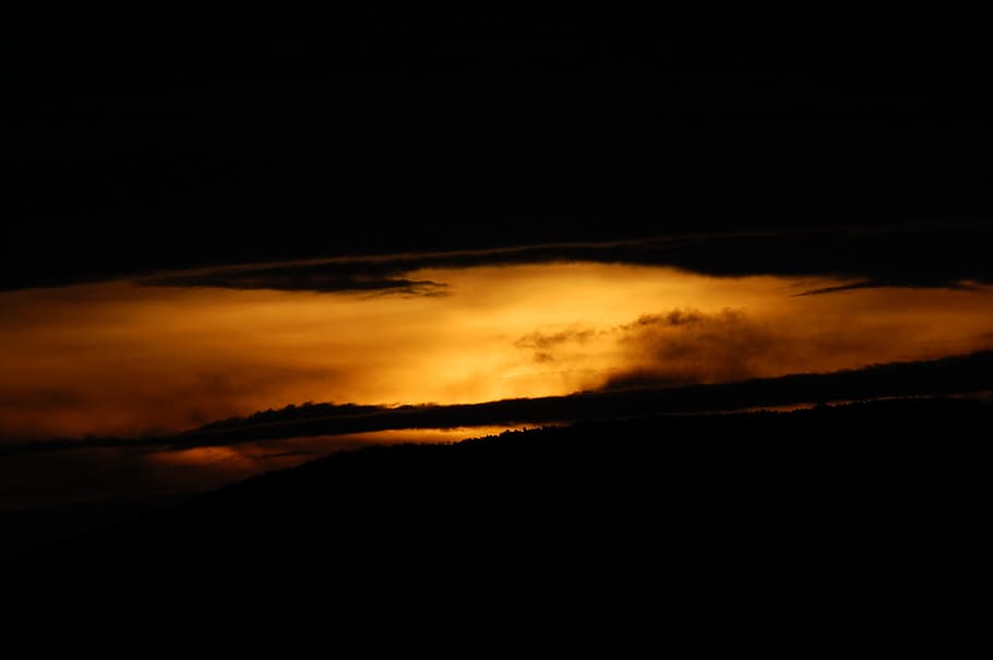 posta de sol groga, silueta, paisatge de muntanya, arbres, muntanya, posta de sol, núvol, fosc, taronja, vespre, naturalesa, cel, núvol - cel, temps, escenics, cloudscape, a l'aire lliure, color taronja, fons, bellesa a la natura, cel dramàtic, cap gent, escenics - natura, medi ambient, tempesta, còpia espai, nit, tranquil·litat, por, paisatge, 2K