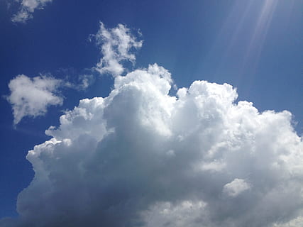 des nuages, temps libre, la nature, Voyage, été, temps, nuage - ciel, Météo, arrière-plans, cloudscape, ciel, beauté dans la nature, tranquillité, paysages - nature, faible angle de vue, lumière du soleil, personne, journée, bleu, scène tranquille, couleur blanche, idyllique, en plein air, rayon de soleil, duveteux, météorologie, douceur, 2K, CC0, domaine public, libre de droits