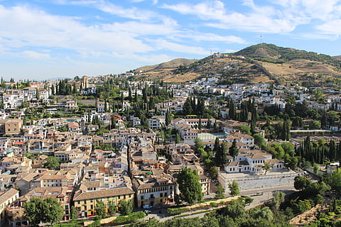 Granada, Aussicht, Landschaft, Gebäudehülle, die Architektur, gebaute Struktur, Himmel, Wohngegend, Gebäude, Stadt, wolke - himmel, Berg, Natur, Tag, Menge, Baum, Stadtbild, Pflanze, überfüllt, Stadt, Dorf, draußen, Haus, Gemeinschaft, 5K, CC0, gemeinfrei, lizenzfrei