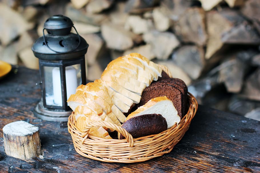 bagt, brød, kurv, stearinlys lygte, rustik, mad, mad og drikke, ingen mennesker, træ - materiale, friskhed, fokus på forgrunden, snack, tæt på, bord, dag, beholder, kringle, sund kost, udendørs, natur, stilleben, velvære, fristelse, fransk mad, 5K