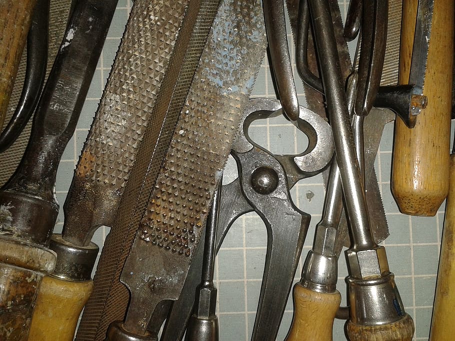 eina, calaix d’eina, alicates, dossier, fitxers, tornavís, emmagatzematge, cisell, metall, ferro, eines, treballar, artesania, obres, a l'interior, cap gent, primer pla, ampolla, història, antiguitat, variació, menjar i beguda, vell, arranjament, contenidor, el passat, natura morta, equipament musical, material de fusta, vista d’angle alt, gran grup d'objectes, elecció, instrument musical, 2K