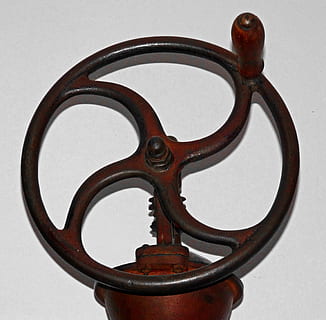 macinino, vecchio, macinare, metallo, avvicinamento, girato in studio, forma, in casa, nessuno, sfondo bianco, arrugginito, natura morta, cerchio, singolo oggetto, forma geometrica, design, caratteristica della parete, legno - materiale, vista dall'alto, modello, connessione, valvola della macchina, ruota, 2K, CC0, dominio pubblico, privo di copyright